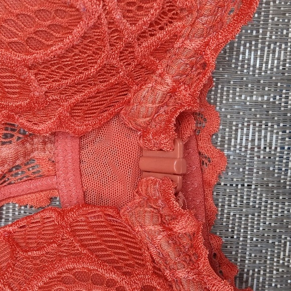 4 VICTORIA SECRET BRAS SIZE 32B - Picture 8 of 9